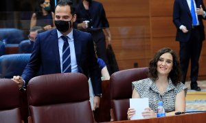 La presidenta de la Comunidad de Madrid, Isabel Díaz Ayuso (d) y su vicepresidente, Ignacio Aguado (i) a su llegada al pleno de la Asamblea de Madrid este jueves sobre educación y finanzas sobre la crisis de la COVID-19, así como a cuestiones relacionada