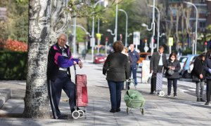 Decenas de personas esperan largas colas en supermercados de Madrid.  / Europa Press / Archivo