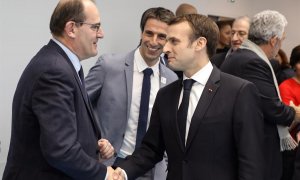 El presidente francés Emmanuel Macron (R) se da la mano con nuevo Primer Ministro Francés, Jean Castex (L). EFE/EPA/LUDOVIC MARIN / POOL MAXPPP OUT