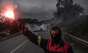 Trabajadores de Alcoa durante un corte de carretera a la altura del termino municipal de Foz, Lugo. MANU BRABO