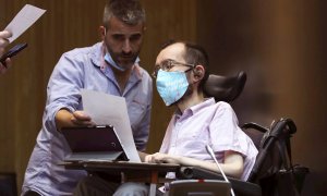 03/07/2020.- El portavoz de Unidas Podemos en el Congreso, Pablo Echenique (d), conversa momentos previos a la reanudación de la Comisión por la Reconstrucción Económica y Social, en el Congreso de los Diputados. / EFE - Kiko Huesca