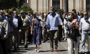 El rey Felipe VI (c-d) y la reina Letizia (c-i)saludan a los ciudadanos durante su visita al centro de Sevilla. EFE/Ballesteros.