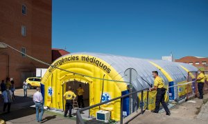 El Sistema de Emergencias Médicas (SEM) de la Generalitat de Cataluña ha instalado este viernes un hospital de campaña, formado por tres módulos independientes , junto al Hospital Universitario Arnau de Vilanova de Lleida, ante los nuevos brotes de corona