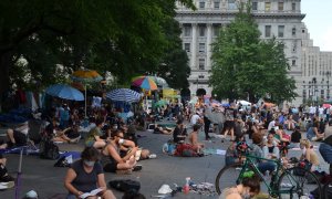 Participantes en el Occupy City Hall de Nueva York pasan el rato tirados en una explanada. SARAH YÁÑEZ-RICHARDS