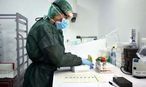 Anàlisi de proves de PCR per detectar la presència del coronavirus a la seu del Laboratori Clinic de l'ICS a Girona. Imatge cedida el 19 de juny del 2020 (Horitzontal)