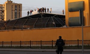 Un policía custodia los alrededores del CIE de Aluche durante una protesta de sus internos durante el estado de alarma.- EFE