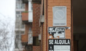 Varios carteles de 'Se Alquila' en la pared de un edificio. / Europa Press / Archivo