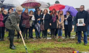 Imagen de archivo de un acto simbólico de exhumación realizado ante la fosa de Pico Reja. / Ayuntamiento de sevilla / Archivo