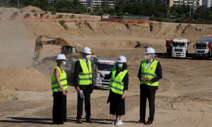 La presidenta de la Comunidad de Madrid, Isabel Díaz Ayuso (2i), la viceconsejera de Asistencia Sanitaria en la Comunidad de Madrid, Ana Dávila-Ponce (i), el subdirector de Infraestructuras Sanitarias, José Antonio Martín (d) y el consejero de Sanidad, En