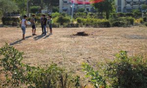 Una cancha del campo de refugiados donde juegan varios niños / Alberto G. Palomo