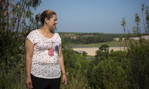 Fatima Zouihra, una temporera marroquí de la fresa, lleva un mes sin trabajo y atrapada en la finca de donde fue empleada para la campaña.- JAIRO VARGAS