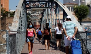 Las autoridades sanitarias buscan los focos del rebrote de coronavirus en L'Hospitalet. / EFE