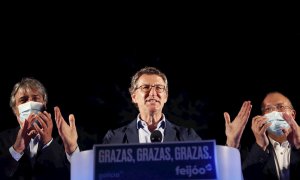 El presidente de la Xunta, Alberto Núñez Feijóo, junto a los directivos, Pedro Puy (i) y Miguel Tellado, tras revalidar su cuarta mayoría absoluta, esta noche en un hotel de Santiago de Compostela. EFE/Lavandeira jr