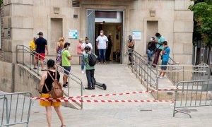 Varias personas en la entrada de un centro de Urgencias en Lleida, en una jornada en la que la Generalitat aplicará a partir de esta medianoche un confinamiento domiciliario parcial a los habitantes de Lleida y de otros siete municipios de la comarca del