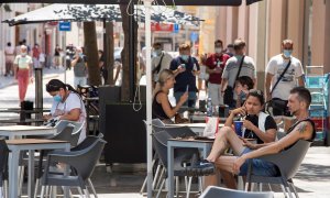 Varias personas descansan en la terraza de un bar en Palma de Mallorca | EFE