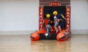 Miembros del Servicio de Rescate trabajan para evacuar a una niña atrapada por las inundaciones en Huangshan (China). /Europa Press