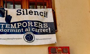 Cartel de "Silencio, jornaleros durmiendo". / FERRÁN BARBER