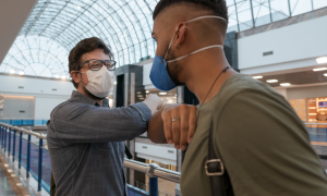 Las personas infectadas asintomáticas no suelen generar toses o estornudos que generen aerosoles de tamaño mayor a 5 micras. En estos casos deben considerarse otras vías de transmisión. / Adobe Stock