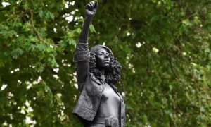 Una escultura de un manifestante de Black Lives Matter se encuentra en el zócalo vacío que anteriormente ocupaba la estatua del comerciante de esclavos Edward Colston, en Bristol. REUTERS / Rebecca Naden