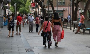 Persones passejant a la Torrassa, a l'Hospitalet. ACN / ÀLEX RECOLONS