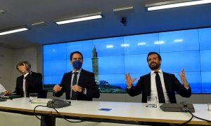 15/07/2020.- El líder del PP, Pablo Casado (d), y el secretario general del partido, Teodoro García Egea (c), participan en la reunión del Comité Ejecutivo Nacional del Partido Popular, este miércoles, en la sede de la formación política en Madrid. EFE/Ví