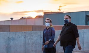 Jordi Cuixat (izquierda) y Oriol Junqueras (derecha) saliendo de la prisión de Lledoners por la mañana. / EUROPA PRESS - PAU VENTEO