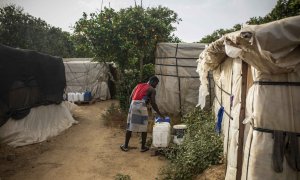 Un trabajador migrantes se lava las manos en el asentamiento en el que vive en Lepe, Huelva, en julio de 2020.- JAIRO VARGAS