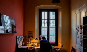 Un hombre teletrabajando desde su casa. EFE/ Enric Fontcuberta/Archivo