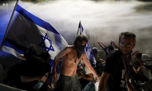 La Policía carga con cañones de agua para dispersar a los manifestantes contrarios al primer Ministro israelí, Benjamin Netanyahu en Jerusalén. /EFE