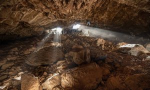 Miembros del equipo entrando en la cueva mexicana de Chiquihuite donde se han producido los últimos hallazgos. / SINC- Devlin A. Gandy