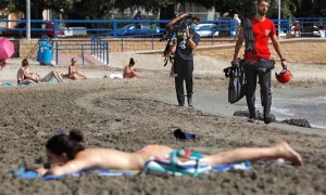 Una mujer en la playa. / EFE/ Morell