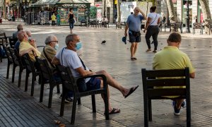 Aspecto de las Ramblas de Barcelona este jueves, cuando Catalunya celebra una jornada atípica de Sant Jordi | EFE