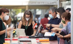 23/07/2020.- Aspecto de uno de los pocos puestos callejeros de venta de libros del centro de Barcelona este jueves, cuando Cataluña celebra una jornada atípica de Sant Jordi, en un 23 de julio que debía resarcir al sector del libro y de la flor de las pér