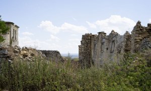 Casas abandonadas entre la maleza en Lorilla. GEMA RODRIGO