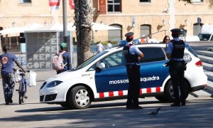 Fotografía de archivo de dos agentes de los Mossos d'Esquadra. - EFE