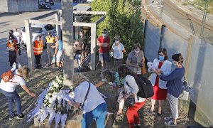 23/07/2020.- Familiares de víctimas del Alvia, accidentado en Santiago hace siete años y con 80 fallecidos, durante el homenaje esta tarde en la curva donde ocurrió el descarrilamiento, en el séptimo aniversario de la tragedia. El juicio sigue pendiente d