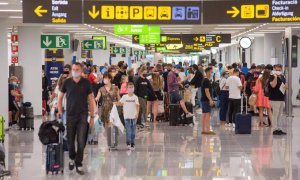 Viajeros en la terminal de llegadas del aeropuerto de Palma / EFE