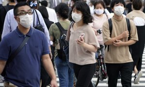 Peatones con mascarilla en una calle de Tokio. EFE/EPA/FRANCK ROBICHON/Archivo