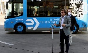 El alcalde de Madrid, José Luis Martínez-Almeida (2d), y el delegado de Medio Ambiente y Movilidad, Borja Carabante (d), visitan el Centro de Operaciones de la EMT en Carabanchel para conocer los dos modelos de autobuses eléctricos que acaba de comprar el