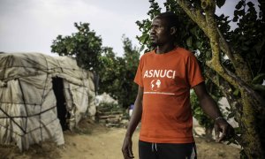 Un trabajador migrante, en el asentamiento de chabolas donde vive en Lepe, Huelva.- JAIRO VARGAS