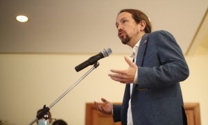 El vicepresidente segundo del Gobierno,, Pablo Iglesias, habla a los medios tras intervenir en los Cursos de Verano en San Lorenzo de El Escorial, Madrid. E.P./Eduardo Parra