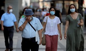 29/07/2020.- Varios ciudadanos con mascarilla pasean por una calle del centro de Madrid, este miércoles. La Comunidad de Madrid declaró obligatorio el uso de mascarilla en todos los espacios, abiertos o cerrados, no permitirá grupos de más de diez persona