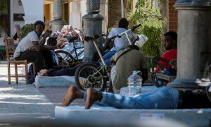 Un grupo de trabajadores migrantes en la plaza de España de Lepe (Huelva), donde protestan para que el Ayuntamiento dé una solución tras varios incendios en sus asentamientos de chabolas.- EFE/ Julián Pérez