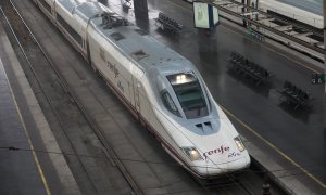 Un tren AVE entra en un andén de la estación de Atocha de Madrid. E.P./Marta Fernández