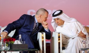 El consejero delegado de IAG,  Willie Walsh, conversa con su su homólogo de Qatar Airways, Akbar Al Baker, en un encuentro sobre aviación en Doha, en febrero de 2020. REUTERS/Ibraheem al Omari