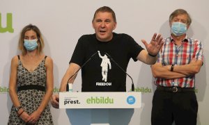 El coordinador de EH Bildu, Arnaldo Otegi (c), acompañado por Miren Zabaleta (i) y Rafa Díaz (d) durante una rueda de prensa este sábado tras la anulación por parte del Tribunal Supremo de la sentencia del caso Bateragune por la que él y otros cuatro acus