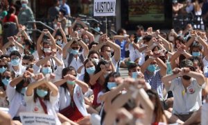 Médicos internos residentes (MIR) de Madrid ante la sede del Gobierno regional, en la Puerta del Sol de Madrid / EFE