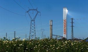 La torre de la planta solar Solucar, de Abengoa, en la localidad de Sanlucar la Mayor, cerca de Sevilla. REUTERS/Marcelo del Pozo