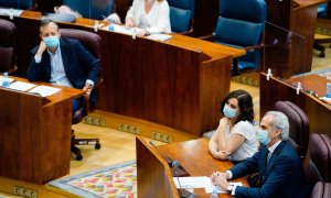 Alberto Reyero observa a Isabel Díaz Ayuso y Enrique Ruiz-Escudero, en el pleno de la Asamblea / EFE