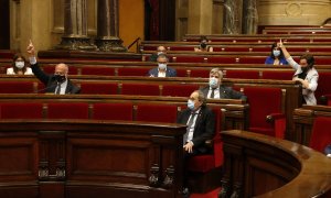 Un moment d'una votació al ple monogràfic sobre la monarquia. GUILLEM ROSET / ACN